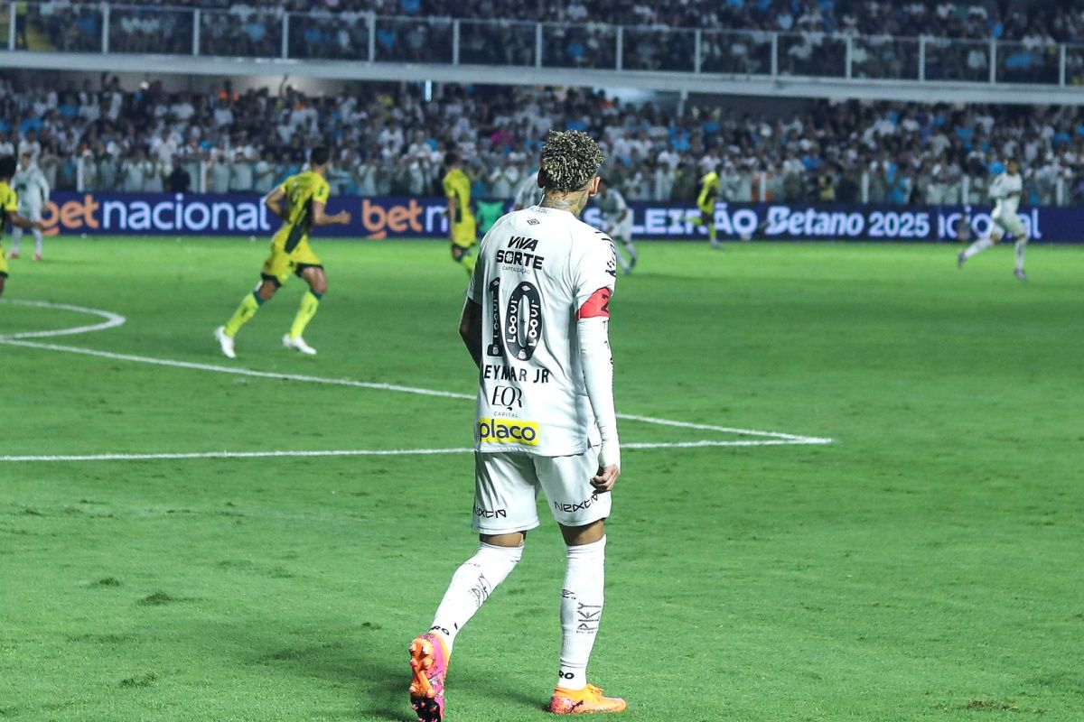 Com a nova lesão constatada, no menisco do joelho esquerdo, Neymar pode não jogar mais em 2025. Foto: Reinaldo Campos/Santos F.C.