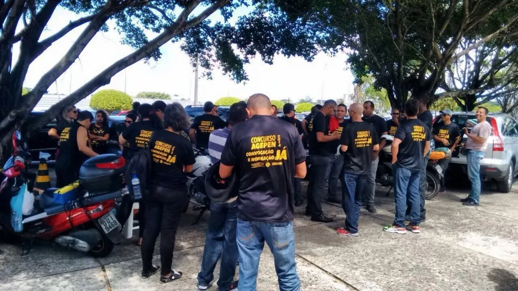 NO AGUARDO: Por não nomeação em concurso, grupo manifesta em frente ao CAB