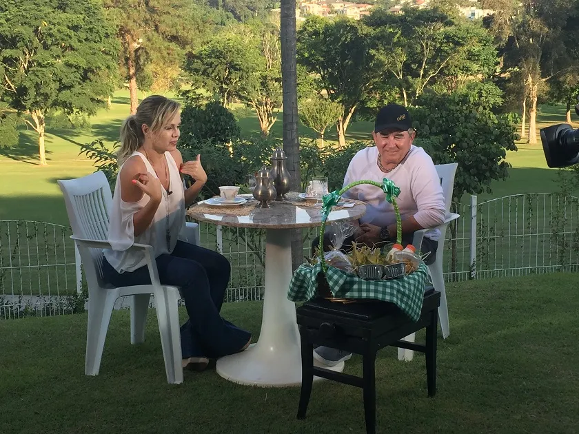 Em condomínio de luxo, Eliana vai à casa do cantor Amado Batista