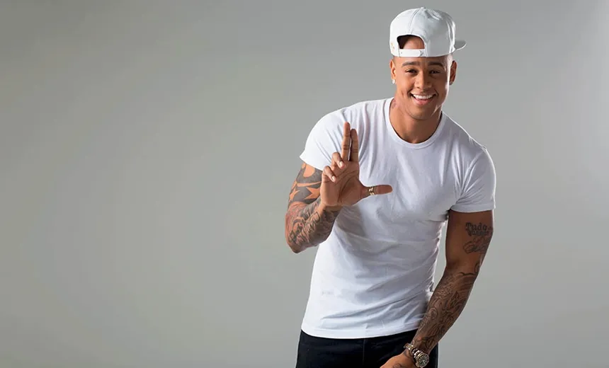 Léo Santana confirma fim de namoro e critica fãs de Lore Improta; “Vamos se respeitar”