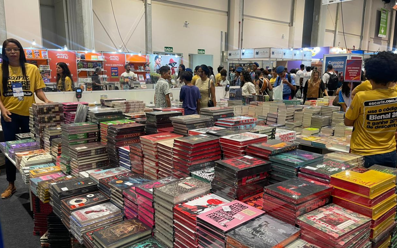 A Bienal do Livro Bahia 2026 ocorre de 15 a 21 de abril no Centro de Conven&ccedil;&otilde;es Salvador, reunindo literatura e entretenimento/Foto: Laraelen Oliveira/ Aratu On&nbsp;