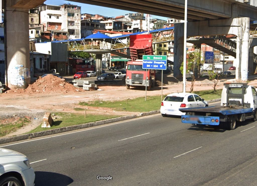 A faixa de motociclistas será marcada na Avenida Bonocô por traços azuis, próximo aos canteiros centrais. Foto: Google Street View