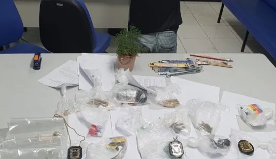 Treze pessoas são conduzidas à delegacia após polícia localizar drogas em ônibus de turismo na BR-407