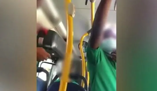 Irritada com importunação sexual, jovem dá murro no rosto de homem em ônibus de Salvador; "botava a mão na minha perna"  