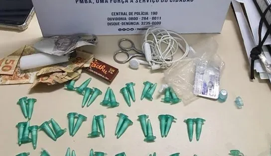 Suspeito de tráfico de drogas é preso na Praia do Forte; 47 pinos de cocaína foram encontrados
