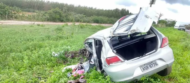 DISTRAÇÃO FATAL: Motorista morre após tentar beber água enquanto dirigia; Filhos ficaram feridos