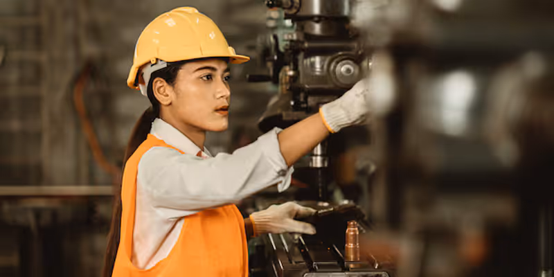 Um oficial de manutenção é o profissional responsável por realizar a manutenção, tanto preventiva quanto corretiva, e a inspeção de máquinas, equipamentos e instalações/Foto: Freepik