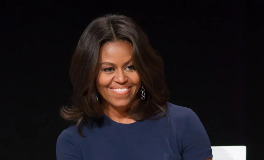 Michelle Obama surge de cabelo novo e é elogiada nas redes sociais; veja