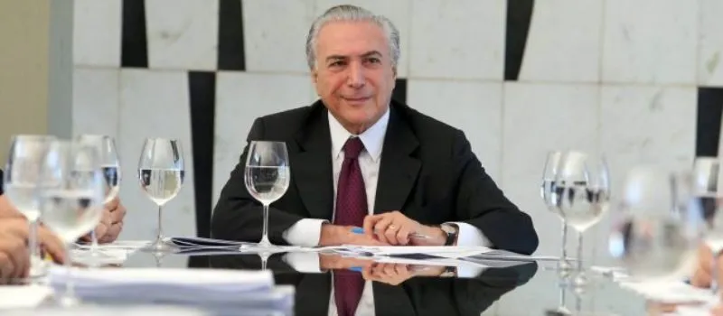 Governo cancela licitação após anunciar gastos de R$ 1,75 milhão com lanche de Temer em avião
