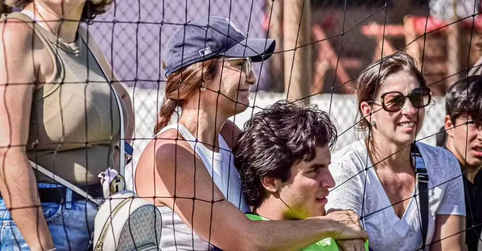 'Mãe coruja', Ivete Sangalo acompanha filho em jogo de futebol: 'Orgulhosíssima'