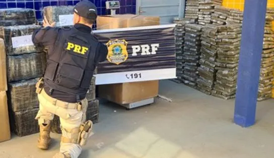 Trio é preso com mais de uma tonelada de maconha dentro de geladeira em meio a carga de mudança na BR-242