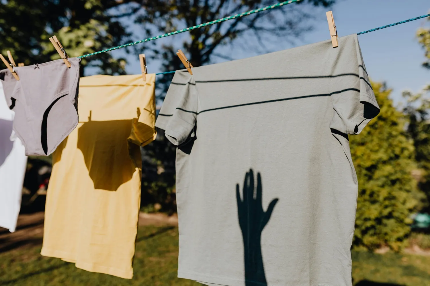 Por que algumas roupas encolhem nas lavagens? Saiba como evitar