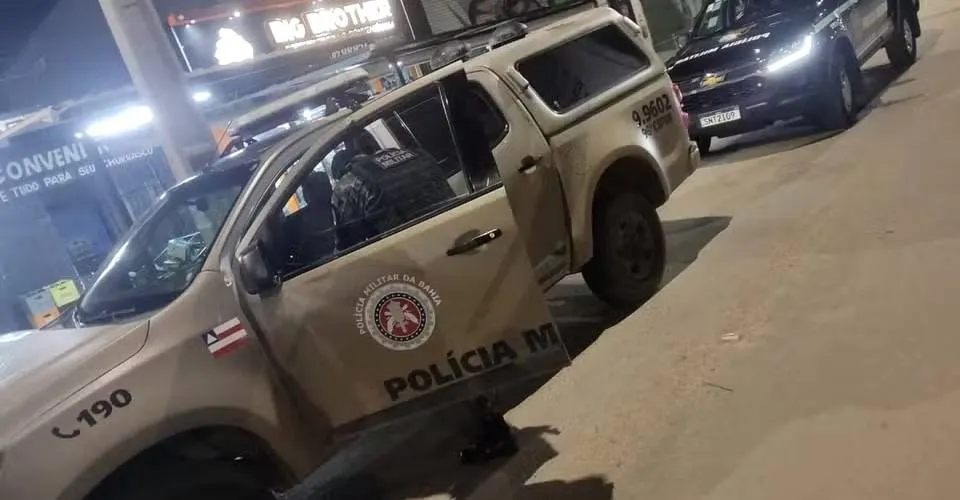 Homem morre e dois são baleados por dupla de moto em Feira de Santana