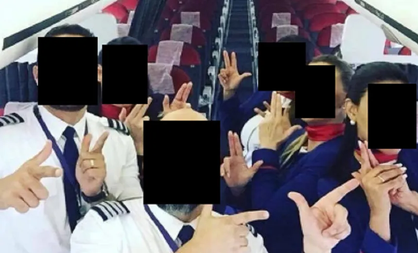 Funcionários de companhia aérea publicam foto apoiando Bolsonaro e são criticados