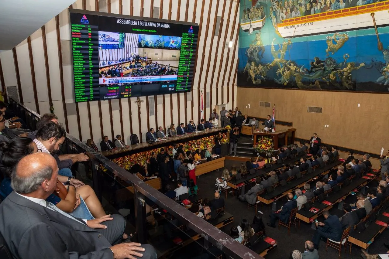 Após adiamento por falta quórum, AL-BA aprova proposta que limita indicações de honraria