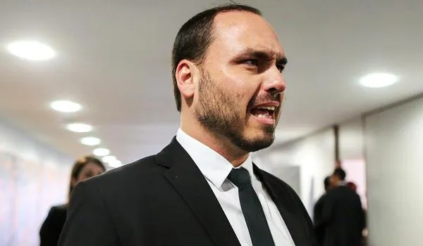 "Teu c*", diz Carlos Bolsonaro após Veja citar seu nome nas redes sociais