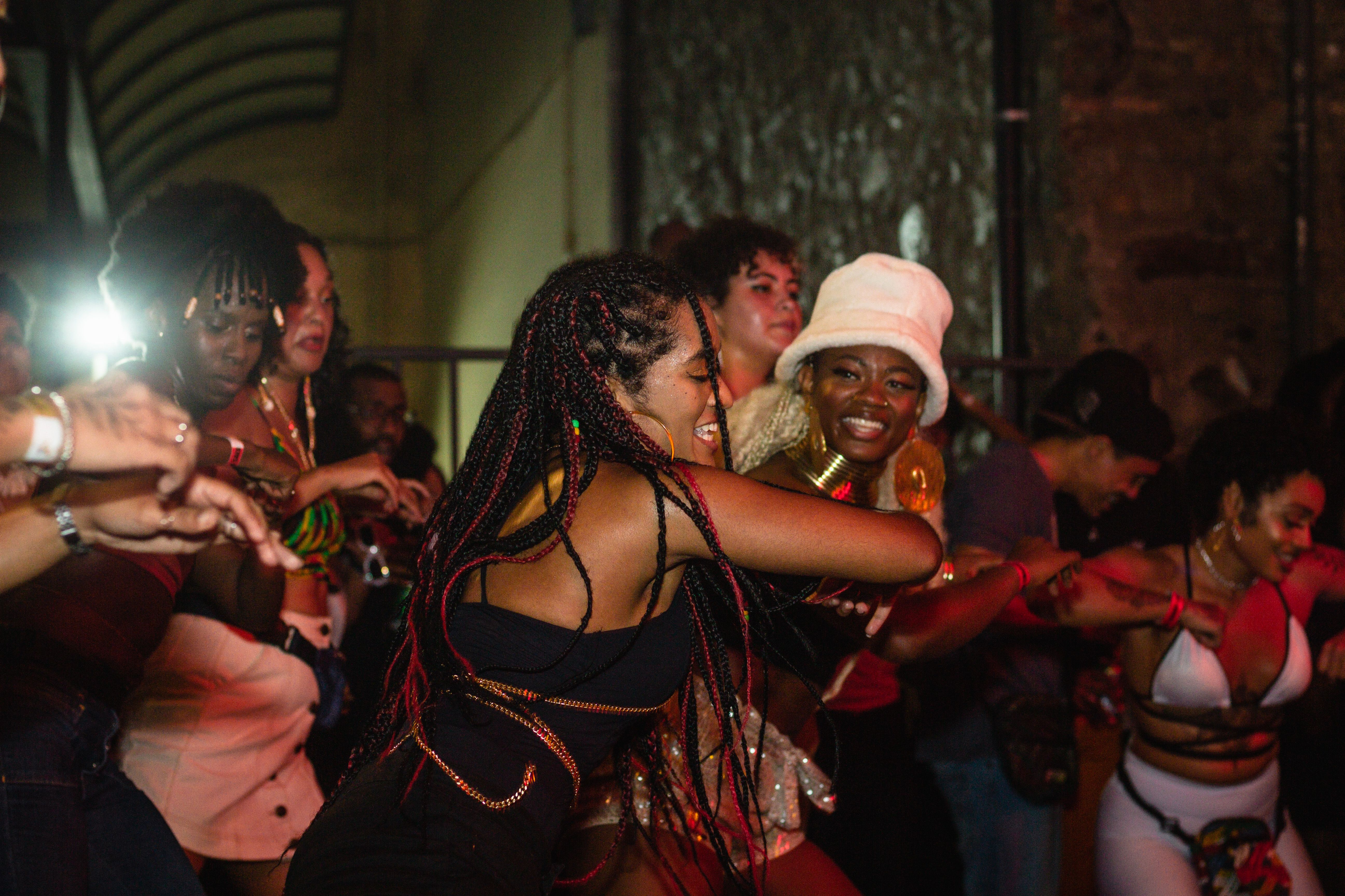 Baile Charme reúne artistas locais e independentes do Hip Hop, black music e ritmos afro-latinos no Centro Histórico de Salvador. Foto: Reprodução/ASCOM Baile Charme