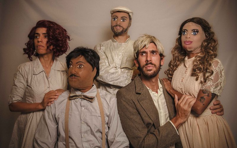 Premiado nacionalmente, o espet&aacute;culo combina drama familiar e acontecimentos pol&iacute;ticos para construir uma narrativa marcada por segredos, paix&otilde;es e conflitos humanos/Foto: Divulga&ccedil;&atilde;o&nbsp;