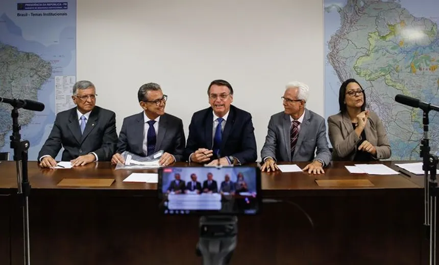 Bolsonaro afirma que decreto de armas foi feito “no limite da lei”