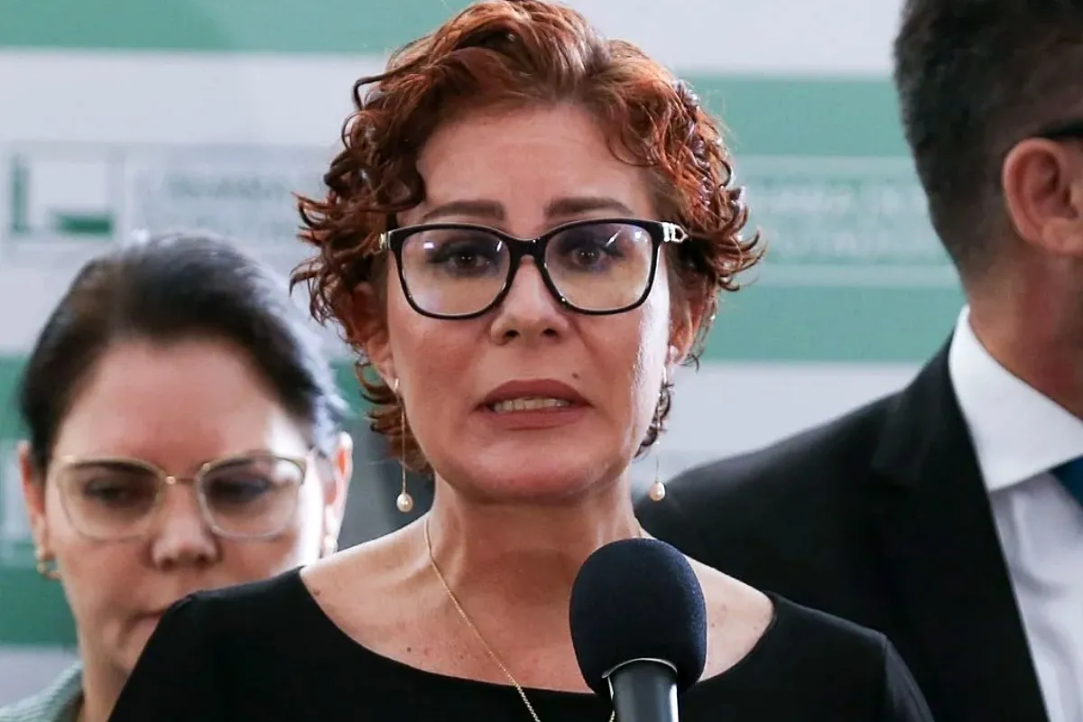Moraes derruba decisão da Câmara e decreta cassação do mandato de Carla Zambelli