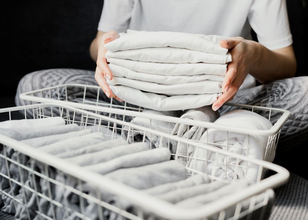 Dentre as vagas de emprego nesta terça estão: Operador de telemarketing, lavador de roupa, servente, garçom e eletricista. Foto: Freepik
