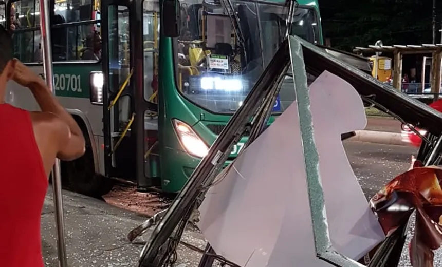 Desgovernado, ônibus desce ladeira e invade ponto no bairro do Pau Miúdo; vídeo