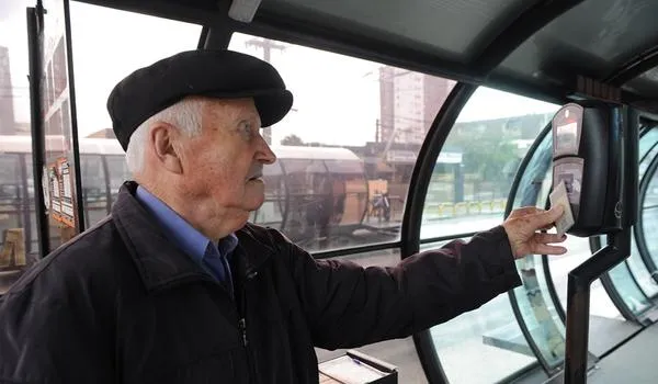 Gratuidade para idosos de 60 a 65 anos em transportes públicos é suspensa em São Paulo