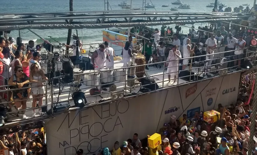 FOTOS E VÍDEO! Veja a passagem da pipoca de Saulo Fernandes pela Barra