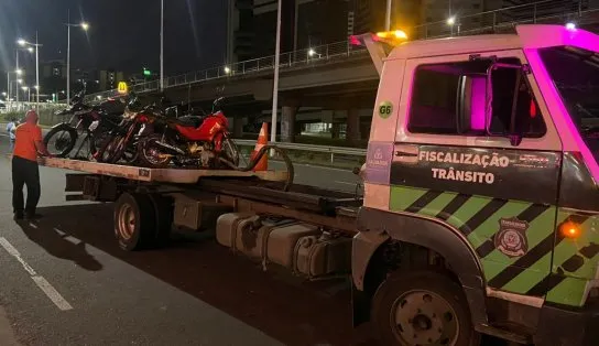 Velozes e surpreendidos: PM apreende 10 motos de "arruaceiros do asfalto" em Salvador; "oportunidade perfeita", diz oficial