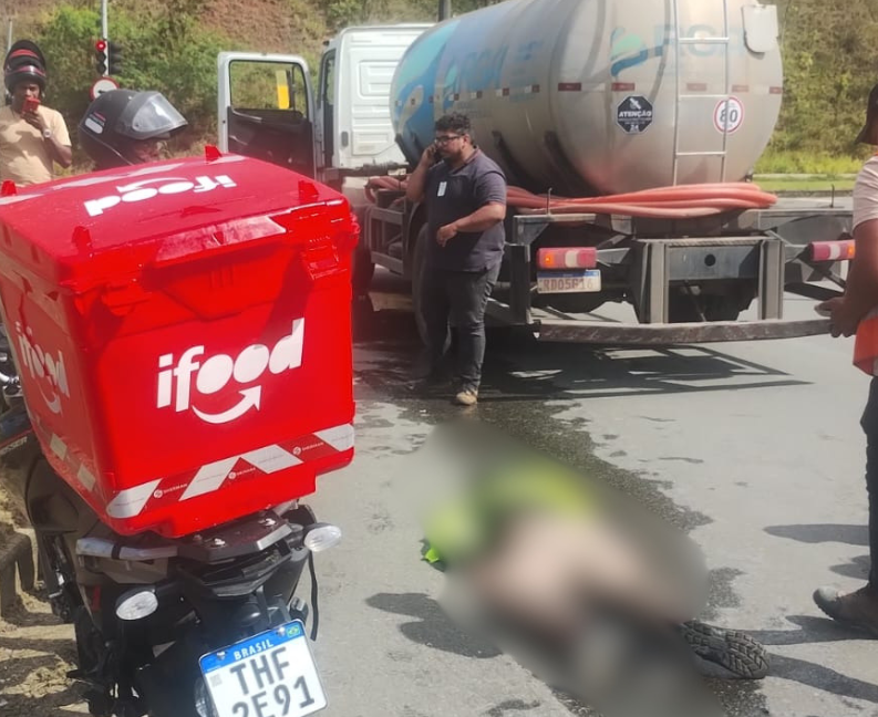 Acidente entre caminhão e moto deixa entregador gravemente ferido em Salvador.| Reprodução: Transalvador