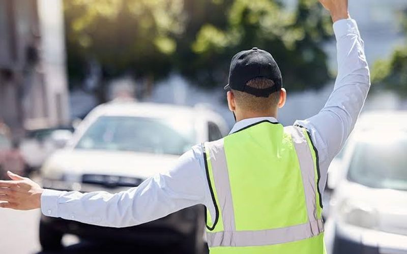 Agentes da Transalvador estarão distribuídos nos principais pontos de bloqueio para orientar motoristas, organizar desvios e garantir a segurança de pedestres e atletas no trânsito de salvador/Foto: Freepik