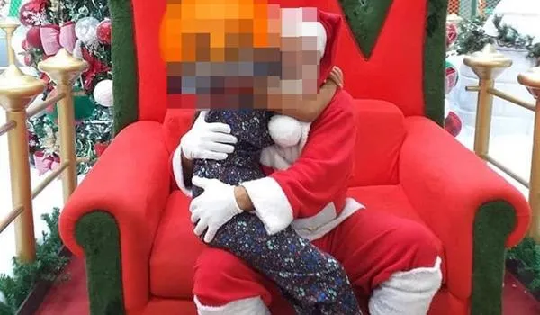 Papai Noel aparece supostamente excitado com criança de 10 anos no colo; "tristeza", diz mãe 