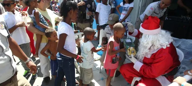 PMs da Base Comunitária celebram Natal com crianças no Alto das Pombas