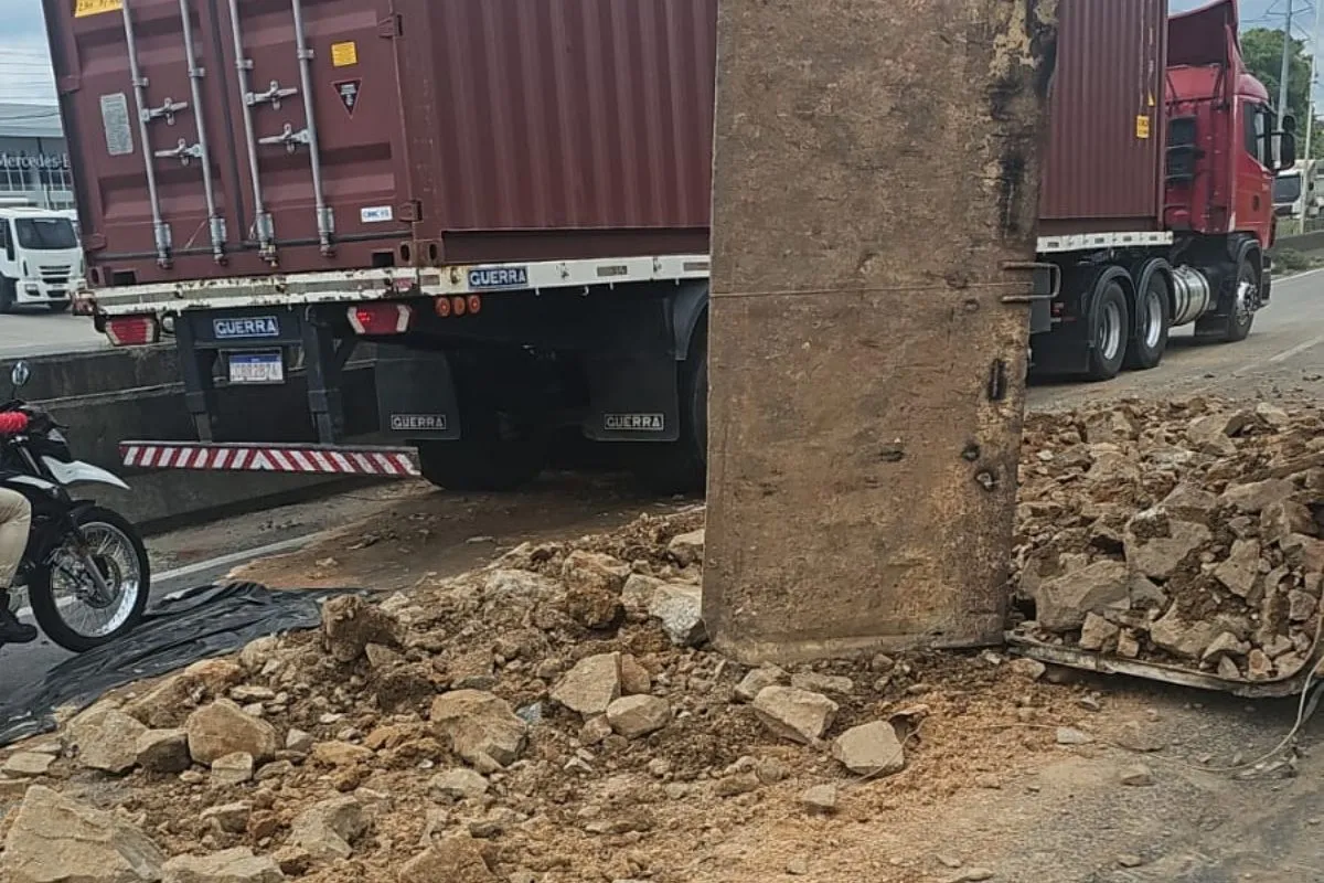 Trecho da BR-324 é interditado parcialmente após acidente com caminhão