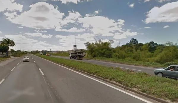 Motociclista morre após bater em carro e ser atropelado por caminhão na BR 324
