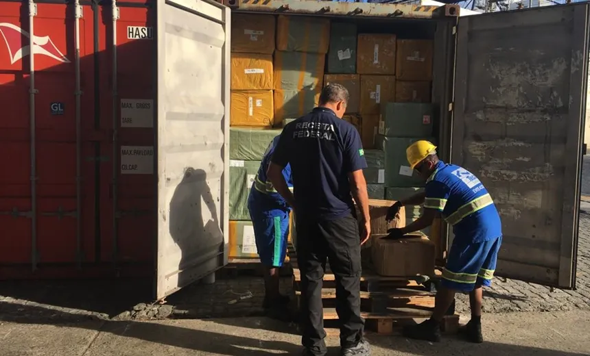 Carga com 35 toneladas de produtos é apreendida em Salvador; Receita suspeita de falsificação 