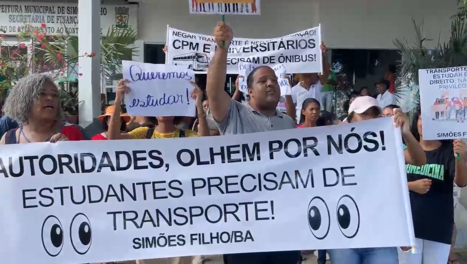  Estudantes de Simões Filho protestam contra a suspensão do transporte universitário e cobram soluções da Prefeitura.  /  Foto: Eliana Barbosa