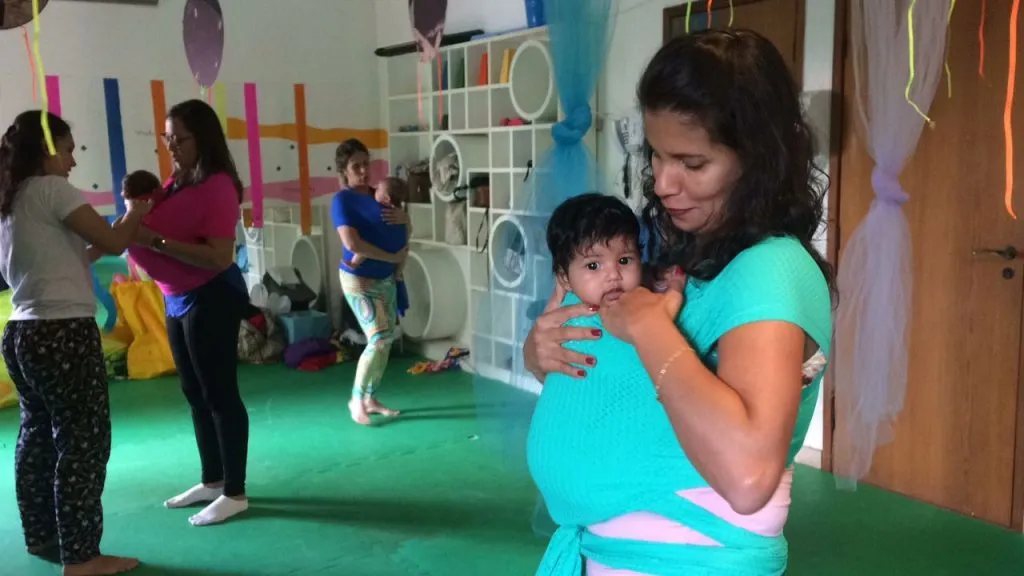 DANÇA MATERNA: Pelo ritmo corporal, mães criam vínculos com bebês e fortalecem sentimento