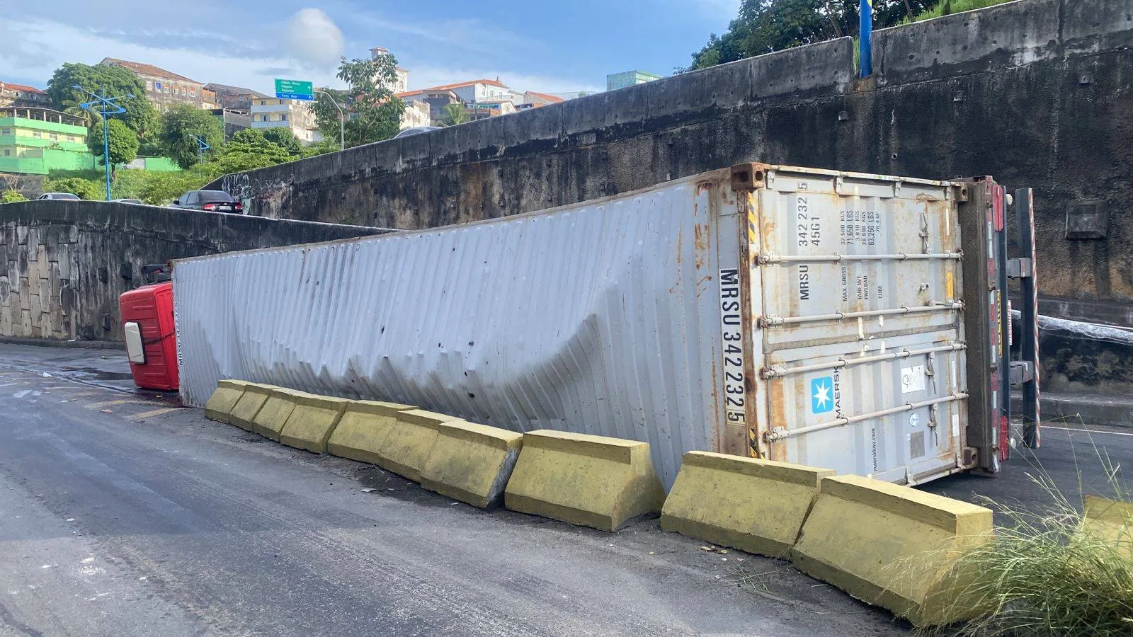 Caminhão tombado permanece interditando faixa da Via Expressa