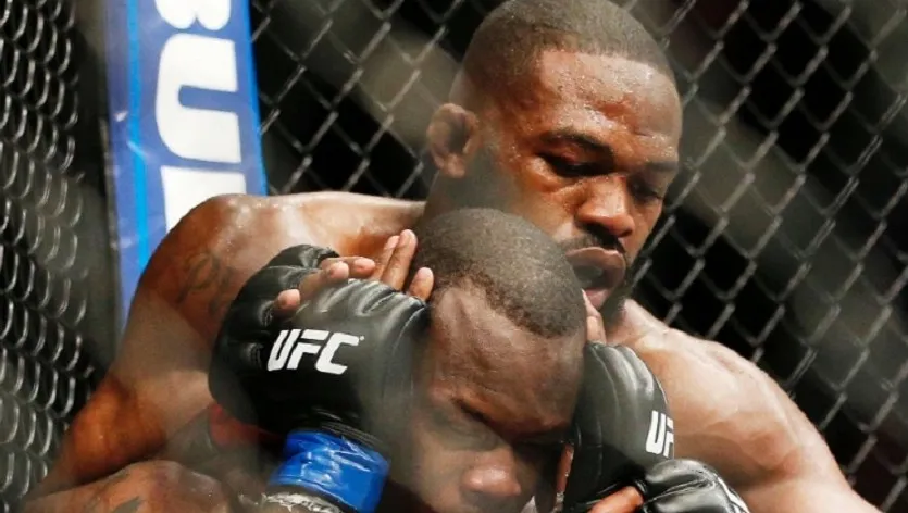 O RETORNO: Jon Jones vence no UFC, mas “recusa” o cinturão interino