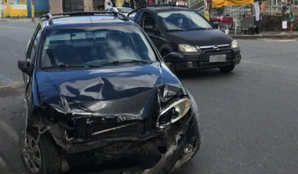 Durante tentativa de assalto, empresário é baleado e bate carro em muro de prédio em Brotas