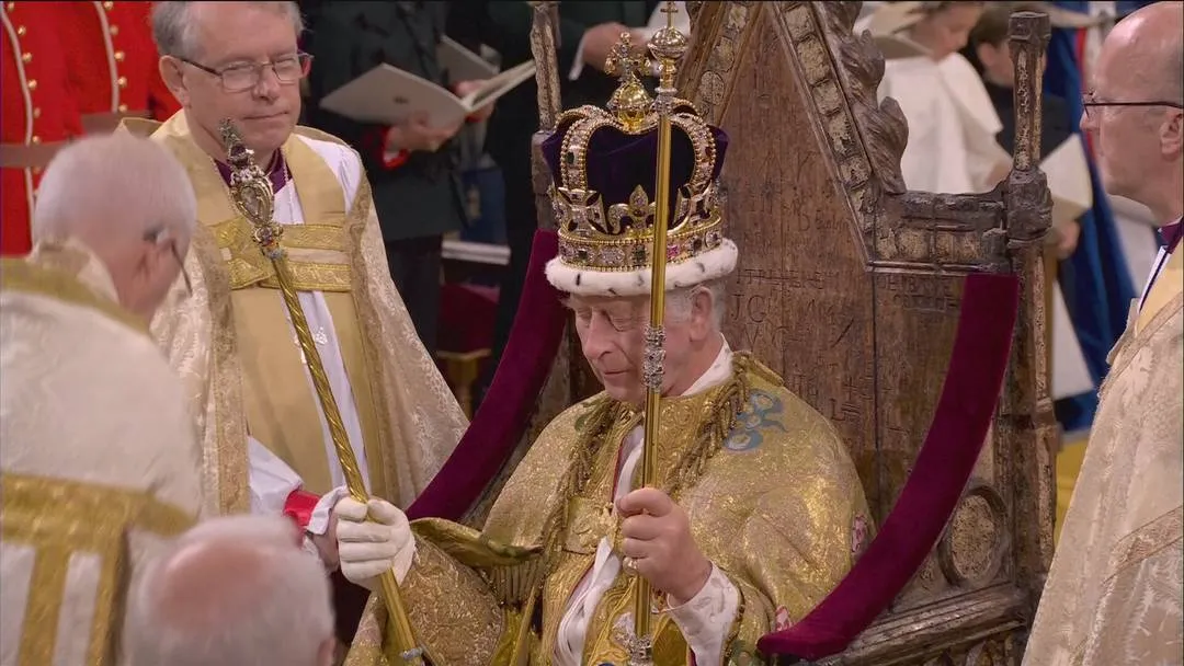 Rei Charles III e Camilla são coroados em Londres