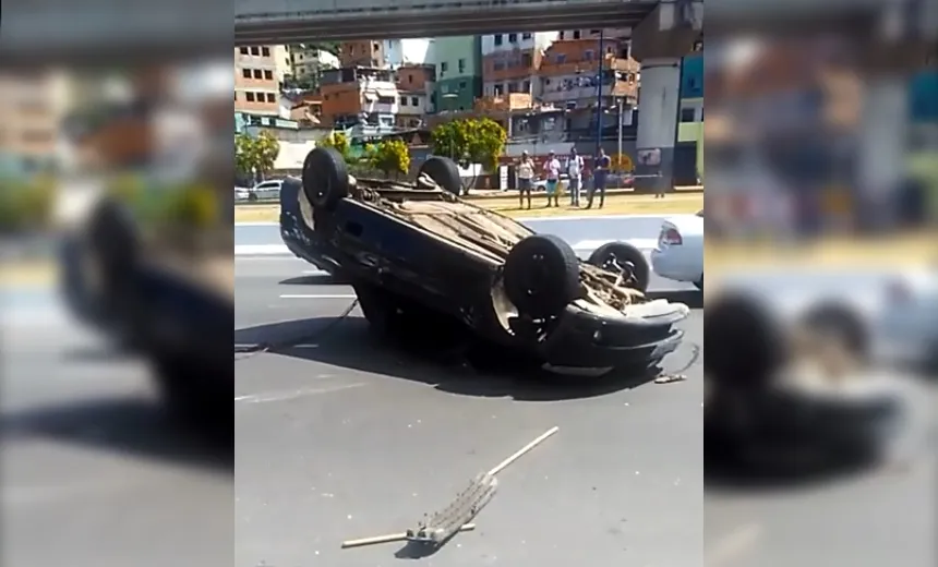 Homem fica ferido após carro colidir com caminhão e capotar na Bonocô; veja