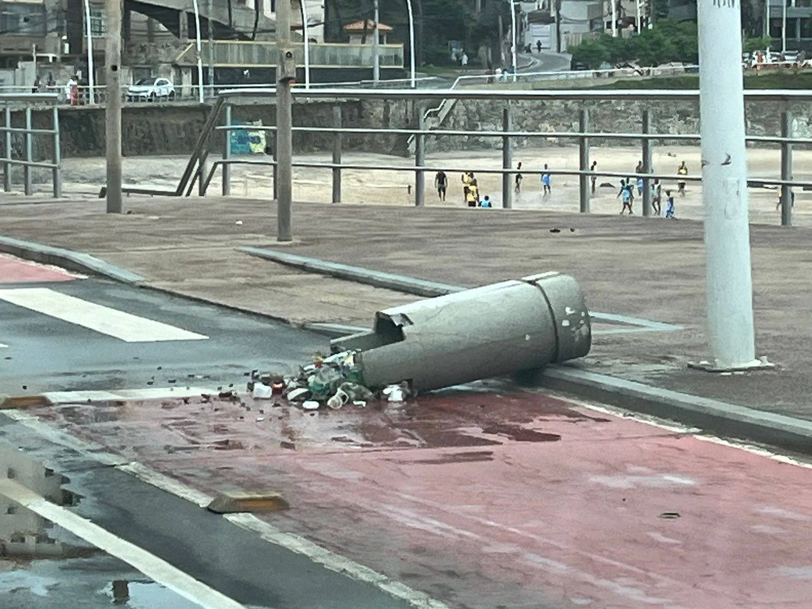 Vídeo: lixeiras de concreto amanhecem destruídas na orla de Salvador