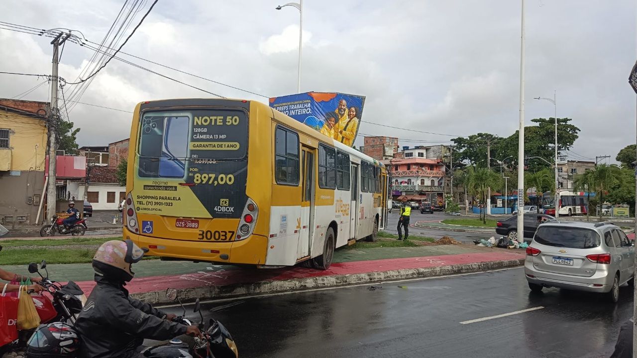 Ônibus Desgovernado Colide Com Outdoor Em Salvador