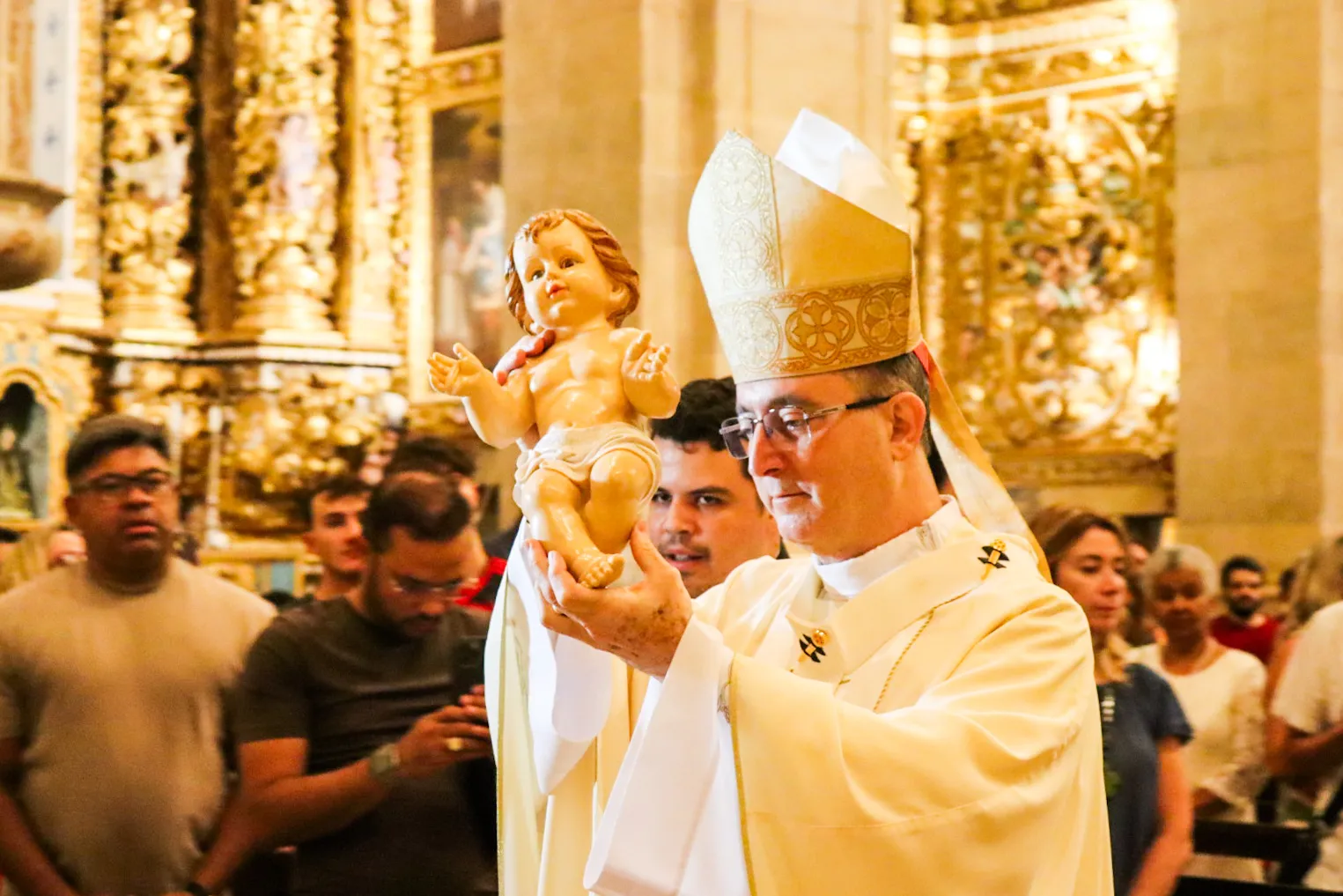 Fiéis lotam Catedral Basílica na celebração do Natal em Salvador