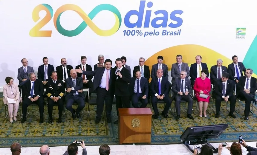 Bolsonaro reitera que pretende indicar Eduardo para embaixada nos EUA