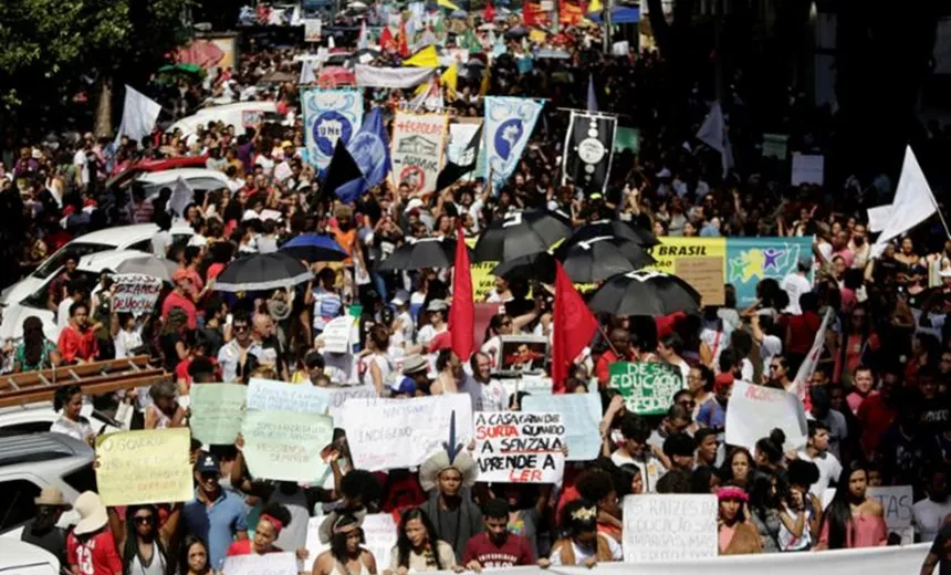 "Em defesa da educação", professores e estudantes fazem greve geral nesta terça-feira