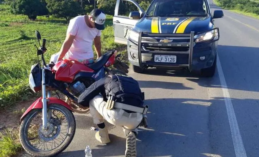 Homem de 22 anos é preso pela PRF com moto roubada e documento falso, na BR-110
