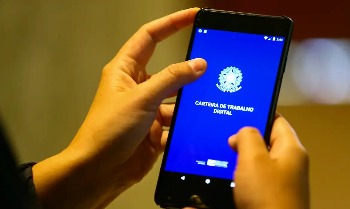 Imagem De Uma Pessoa Utilizando O Smartphone Para Acessar Servi&ccedil;os Digitais De Emprego   Credito Marcelo Camargo   Agencia Brasil